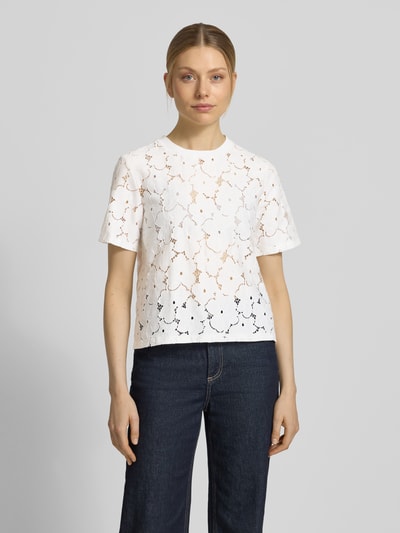 Frauenmodel trägt Regular Fit T-Shirt aus Spitze Modell 'SALLIE' von Vero Moda, unifarben, Rundhals, kurzarm, Baumwoll-Mix, Ganzkörperansicht von vorne.