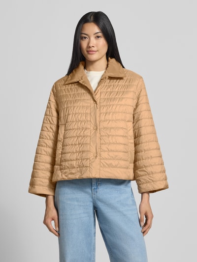 Modelka kobieca ma na sobie kurtkę funkcyjną z funkcją dwustronną model 'FALENA' od Weekend Max Mara w kolorze beżowym, krój regular fit, tkanina pikowana, gładka faktura, Ganzkörperansicht von vorne.