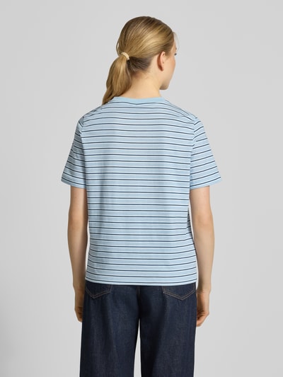 Männermodel trägt Regular Fit T-Shirt aus reiner Baumwolle Modell 'PAULINA' von Vero Moda, niebieski z paskami, jersey, Ganzkörperansicht Rückansicht.