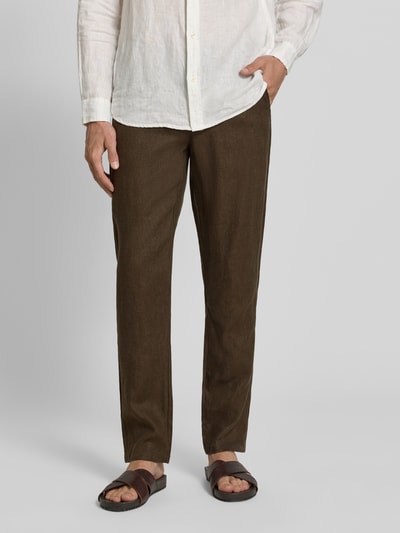 Männermodel trägt Leinenhose mit Eingrifftaschen Modell 'Pandrup' von Casual Friday in Braun, Regular-Fit, Reine Leinen, Nahaufnahme Unterkörper. Kontext: Herren Leinenhose, Bundweite 42 cm, Innenbeinlänge 83 cm, Größe 32/32.