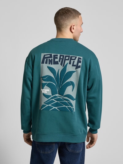 Männermodel trägt Regular Fit Sweatshirt aus reiner Baumwolle von Marc O'Polo Denim, Optik: Unifarben, Label-Print, Sweat, Rückenansicht