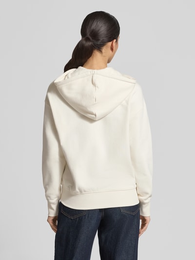 Vrouwenmodel draagt Regular fit Sweatjacke met logo-stitching Modell 'Rochelle' van Mustang, katoen, capuchon, rits, elastische boorden, geheellichaamszicht achterkant.