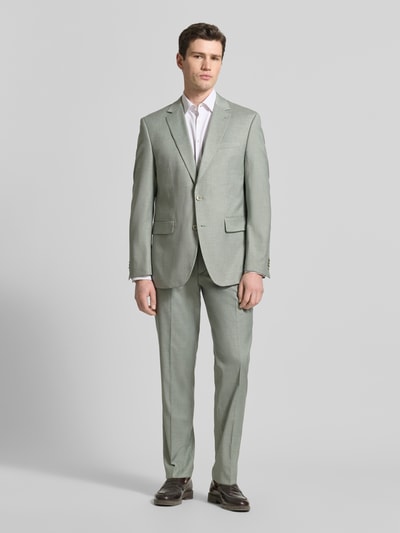 Männermodel trägt Straight Fit Blazer mit Viskose-Anteil von Christian Berg Men, Elastischer-Material-Mix, hellgrau, Ganzkörperansicht von vorne. Rückenlänge 76 cm, Schulterbreite 49 cm, Ärmellänge 68 cm, mit Brusttasche, Reverskragen, 2-Knopfleiste, Pattentaschen.