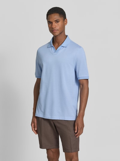 MAERZ Muenchen Regular Fit Poloshirt aus Baumwolle mit V-Ausschnitt Hellblau 4