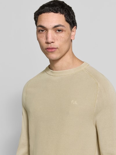 Männermodel trägt Regular Fit Pullover aus reiner Baumwolle Modell 'FLEET' von Pepe Jeans in Beige, Piqué-Strick, Logo-Stitching, Nahaufnahme Oberkörper