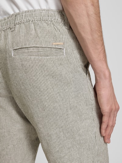Männermodel trägt Shorts mit Tunnelzug Modell 'STACE MYKONOS' von Jack & Jones, feine Streifen, Material-Mix, Detailaufnahme Rückansicht.