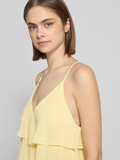 Frauenmodel trägt Regular Fit Trägertop mit Volants Modell 'LINN' von Only, Optik: Unifarben, V-Ausschnitt, Spaghettiträger, Nahaufnahme Oberkörper.