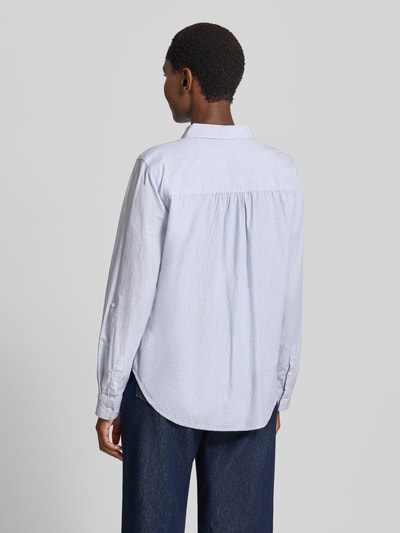 Männermodel trägt Regular Fit Hemdbluse aus reiner Baumwolle von Tom Tailor, blada niebieska, długi rękaw, struktura gładka, Ganzkörperansicht Rückansicht, bluzka koszulowa damska
