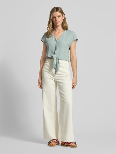 Frauenmodel trägt Regular Fit Blusentop aus Viskose-Leinen-Mix Modell 'SIESTA' von Only in Melange-Optik mit Knotendetail, Flammgarn-Textur, Ganzkörperansicht von vorne.