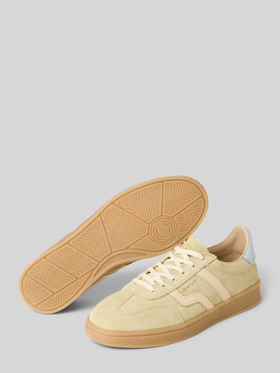 Produktfoto, Sneaker aus echtem Leder Modell 'Cuzima' von Gant in Beige mit Logo-Design, profilierter Sohle, abgerundeter Passform, Absatzhöhe 3 cm, Schafthöhe 8 cm, Schaftweite 7 cm.