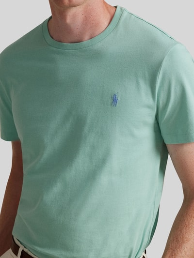 Männermodel trägt Regular Fit T-Shirt aus reiner Baumwolle von Polo Ralph Lauren in Mintgrün, Logo-Stitching, Nahaufnahme Oberkörper.