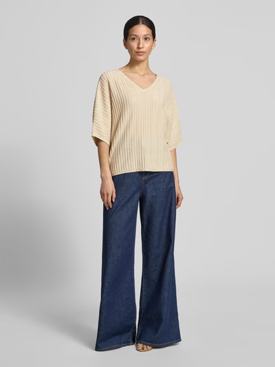 Frauenmodel trägt Strickshirt mit V-Ausschnitt Modell 'MOBBE' von B.Young im Relaxed-Fit, aus Viskose-Baumwoll-Mix, creme, Ganzkörperansicht von vorne.