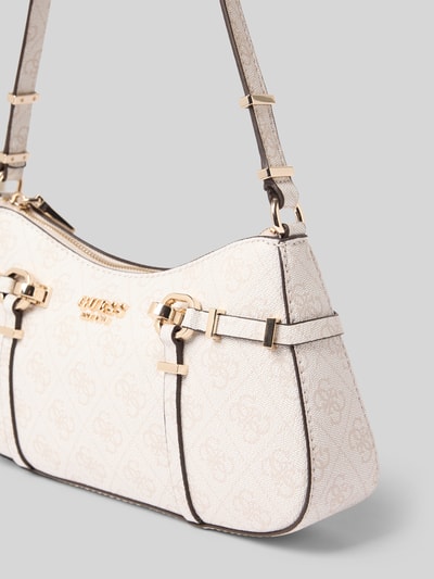 Produktfoto, Handtasche mit Logo-Muster Modell 'LEONA' von Guess, Label-Applikation, Hauptfach mit Reißverschluss, Tragehenkel, Breite 28 cm, Länge 15 cm, Tiefe 6 cm, Schulterriemen 60 cm, helle Farben, glatte Oberfläche, goldfarbene Details.