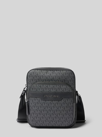 Produktfoto, torba na ramię z wzorem z logo, Model 'HUDSON' od Michael Kors, główna przegroda z zamkiem błyskawicznym, detal z logo, wzór na całej powierzchni, regulowany pasek, szerokość w rozmiarze 1: 19 cm, długość w rozmiarze 1: 25 cm, głębokość w rozmiarze 1: 9 cm, długość paska w rozmiarze 1: 104 cm