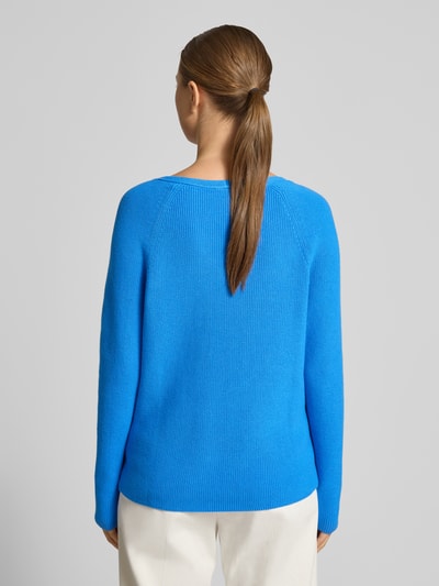 Kobieta nosi Sweter z dzianiny Regular Fit Strickpullover aus reiner Baumwolle od Tommy Hilfiger, efekt: jednolity kolor, prążkowana faktura, bawełna, raglanowe rękawy, widok całej sylwetki z tyłu.