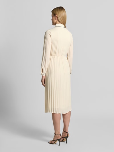 Frauenmodel trägt Regular Fit Midikleid in Falten-Optik von Comma, cremefarben, mit Umlegekragen, abnehmbarem Taillenband, Ganzkörperansicht Rückansicht.