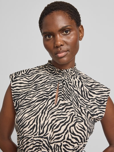 Frauenmodel trägt Minikleid aus reiner Viskose mit Allover-Animal-Print von zero, ärmellos, Stehkragen, Nahaufnahme Oberkörper.