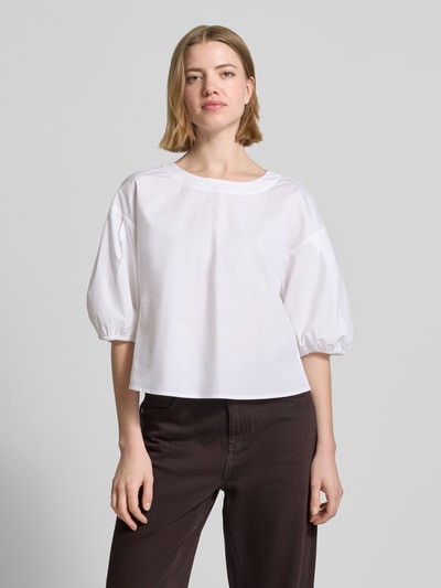 Frauenmodel trägt Bluse mit Ballonärmeln und Rundhalsausschnitt von Emporio Armani aus Reine Baumwolle, Loose-Fit, Ganzkörperansicht von vorne.