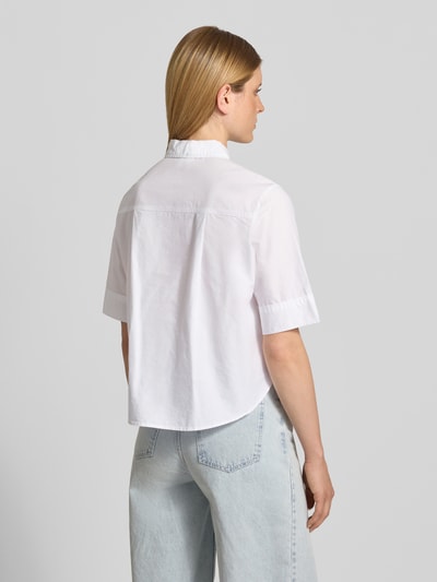 Frauenmodel trägt weiße Boxy Fit Kurzarmbluse aus Baumwoll-Lyocell-Mix von s.Oliver RED LABEL, kombiniert mit Jeans, Ganzkörperansicht Rückansicht.
