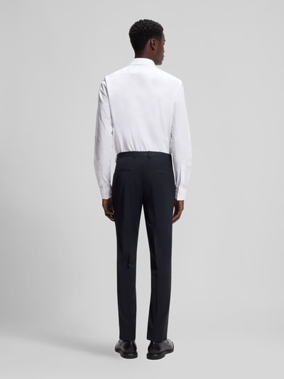 Männermodel trägt Slim Fit Anzughose aus Woll-Mix Modell 'HESTEN' von HUGO, meliert, Gürtelschlaufen, Bügelfalten, Ganzkörperansicht Rückansicht.