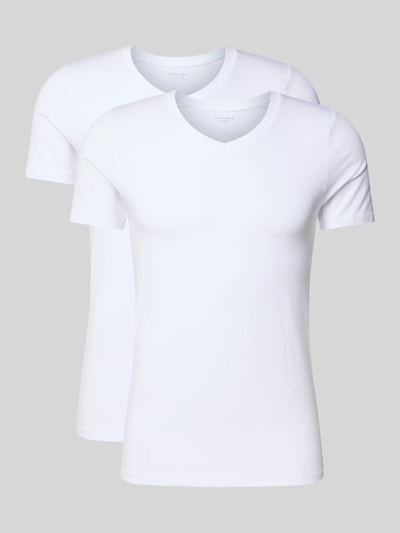 Produktfoto, T-Shirt mit V-Ausschnitt im 2er-Pack von Christian Berg Men in Weiß, Slim-Fit, Baumwoll-Mix mit Modal-Anteil, schlichte Oberfläche.