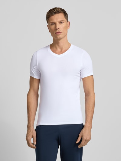 Männermodel trägt T-Shirt mit V-Ausschnitt im 2er-Pack von Christian Berg Men in Weiß, Baumwoll-Mix, Slim Fit, Ganzkörperansicht von vorne.