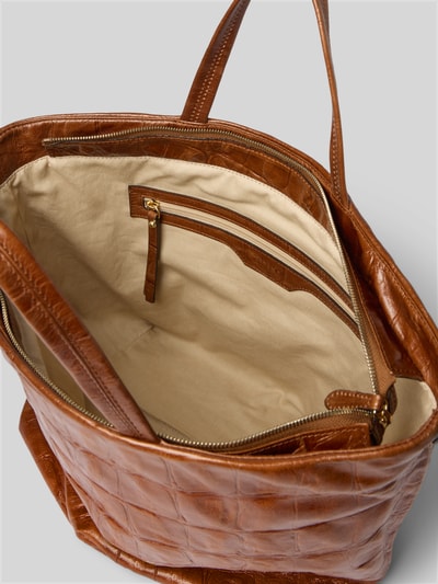 Produktfoto, Tote Bag mit Logo-Detail Modell 'Alba' von Abro, braunes Strukturmuster, Hauptfach mit Reißverschluss, Innenfach, Tragehenkel, abnehmbarer Schulterriemen, Maße 48 cm Breite, 33 cm Länge, 19 cm Tiefe, Schulterriemen 86 cm.