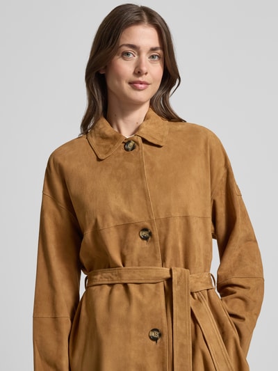 Frauenmodel trägt Jacke in Suede-Optik Modell 'Machuca' von Peuterey, camelbraun, Knopfleiste, Umlegekragen, Taillenband, Nahaufnahme Oberkörper.