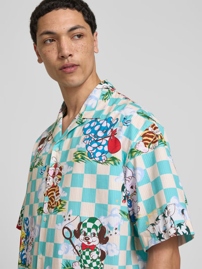 Männermodel trägt Freizeithemd mit Allover-Motiv-Print von Kenzo in Türkis mit Muster, Reine Baumwolle, Relaxed-Fit, Reverskragen, Kurzärmelig, Nahaufnahme Oberkörper