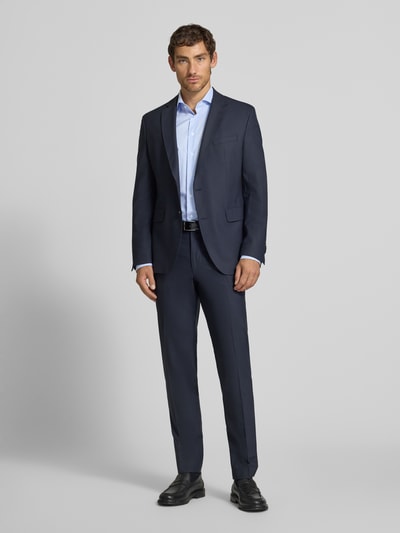 Männermodel trägt Regular Fit Business-Hemd mit Haifischkragen von Christian Berg Men in Hellblau, glatte Struktur, Ganzkörperansicht von vorne. Kontext: Herren Business-Hemd, reine Baumwolle, langärmliges Design, Rückenlänge 78 cm bei Größe 39/40, Schulterbreite 47 cm bei Größe 39/40, Ärmellänge 66 cm bei Größe 39/40.