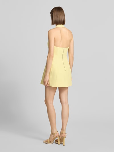 Kobiece modelka ma na sobie sukienkę koktajlową z mieszanki materiałów z dodatkiem streczu, taliowany krój, sukienka mini, model 'NEVELLE HOURGLASS' z wiązaniem na szyi od Bardot, długość tyłu w rozmiarze 36: 58 cm, szerokość w rozmiarze 36: 33 cm, widok całej sylwetki z tyłu.