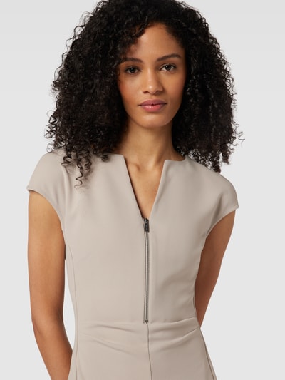 Calvin Klein Womenswear Knielanges Kleid mit V-Ausschnitt Modell 'SCUBA CREPE' Sand 3