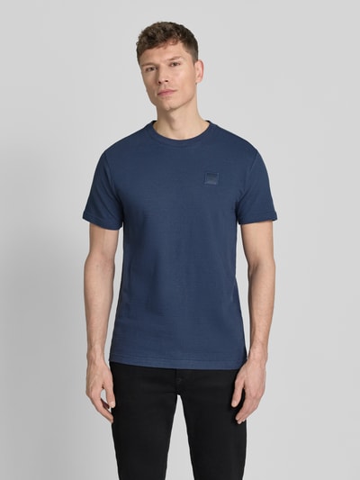 Męski model nosi T-Shirt mit Rundhalsausschnitt von PME Legend, niebieski, bawełna, krój regular fit, naszywka z logo, długość tyłu 69 cm, Ganzkörperansicht von vorne.