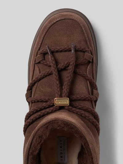 Produktfoto, Boots aus echtem Leder mit Logo-Detail von INUIKII in Braun, abgerundete Passform, sichtbares Logo, strukturierte Oberfläche, leicht profilierte Sohle, Damen Boots, Absatzhöhe 3 cm, Schafthöhe 11 cm, Schaftweite 11 cm
