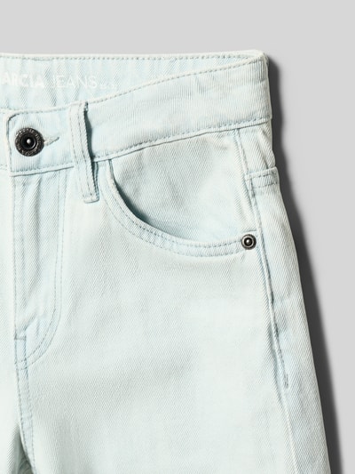 Produktfoto, Straight Fit Jeans mit Logo-Patch Modell 'Ilyano' von Garcia, reine Baumwolle, 5-Pocket-Design, hellblau, strukturierte Oberfläche