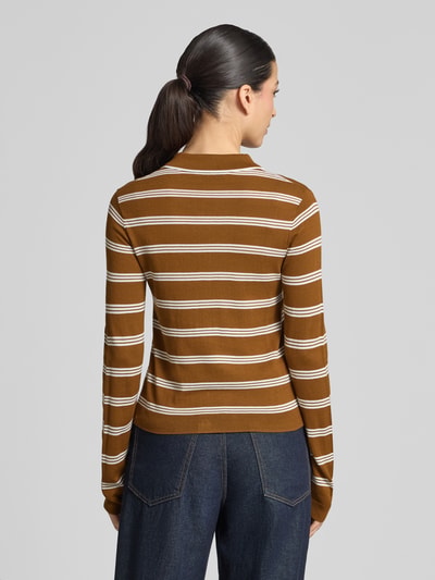 Frauenmodel trägt Cardigan mit Polokragen und Knopfleiste von Mango, braun-weiß gestreift, Baumwoll-Viskose-Mix, Körpernaher-Schnitt, Gerippte-Abschlüsse, Rückenlänge 52 cm, Ärmellänge 63 cm, Ganzkörperansicht Rückansicht.