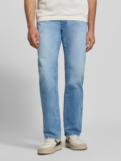 Männermodel trägt Bootcut Jeans aus reiner Baumwolle von Wrangler, denim, krój bootcut, naszywka z logo, szlufki na pasek, zapięcie na guzik i ukryty zamek błyskawiczny, 5 kieszeni, splot twill, materiał: bawełna, Ganzkörperansicht von vorne
