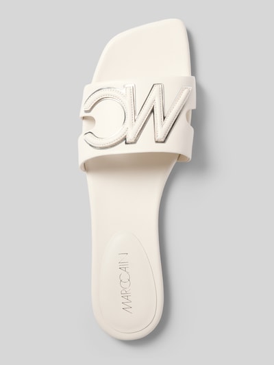 Produktfoto, Sandalen mit Logo-Detail von Marc Cain Bags & Shoes in Creme mit glatter Sohle, Gerade Passform, offene Ferse, Absatzhöhe 1 cm, Schaftweite 6 cm