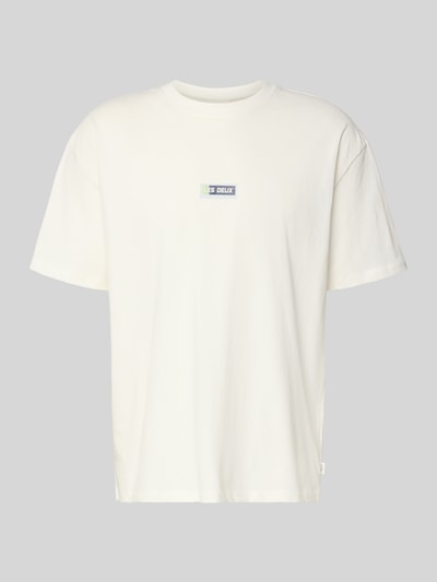 Produktfoto, T-Shirt mit Logo-Print Modell 'Chase' von Les Deux, biała bawełna, krój regular fit, okrągły dekolt, nadruk logo, detal z etykietą, długość tyłu w rozmiarze M: 72 cm