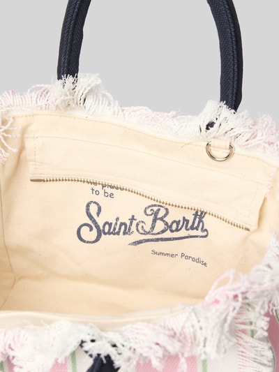 Produktfoto, Innenansicht der Handtasche mit Label-Print und Fransen Modell 'COLETTE' von MC2 Saint Barth aus Reine Baumwolle, Hauptfach mit Reißverschluss, beige mit rosa und grünen Streifen, Fransen-Optik, Tragehenkel, Breite 28 cm, Länge 23 cm, Tiefe 14 cm, Schulterriemen 117 cm.