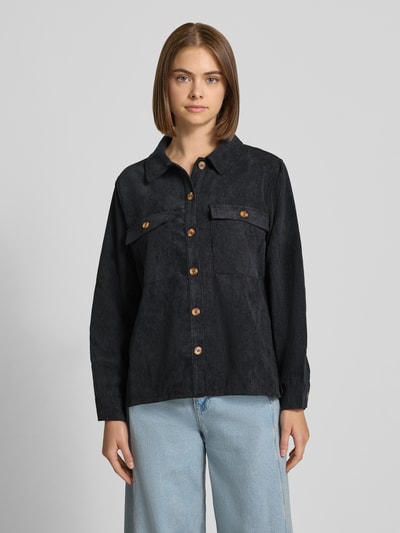 Frauenmodel trägt Relaxed Fit Langarmbluse in Cord-Optik Modell 'EFFI' von PIECES in dunklem Grau mit Holzknöpfen, Damen Langarmbluse, Ganzkörperansicht von vorne.