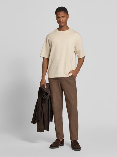 Männermodel trägt Regular Fit Stoffhose aus Baumwoll-Leinen-Mix von SELECTED HOMME in Melange-Optik, Ganzkörperansicht von vorne.
