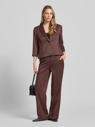 Frauenmodel trägt Slim Fit Blazer mit Reverskragen und 3/4-Arm von More & More im Material-Mix mit Viskose-Anteil, Ganzkörperansicht von vorne