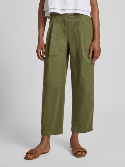 Frauenmodel trägt Barrel Leg Hose aus Baumwoll-Mix Modell 'OCTOBER' von CAMBIO in Olivgrün, unifarben, Bundfalte, Nahaufnahme Oberkörper.