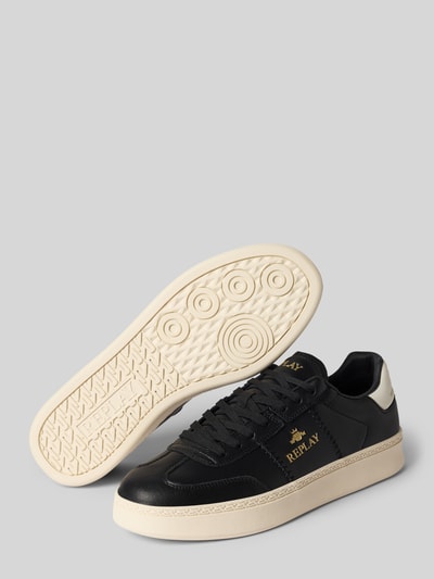 Productfoto, zwarte sneakers met afgeronde punt, vetersluiting, labeldetails, model 'PLAYME' van Replay, hakhoogte maat 44: 3 cm, schachthoogte 5 cm, schachtbreedte 7 cm