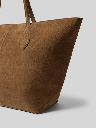 Produktfoto, Tote Bag mit Tragehenkel von Mango aus braunem Rindsleder mit sichtbarer Struktur, Reißverschluss, schlichte Form, neutraler Hintergrund