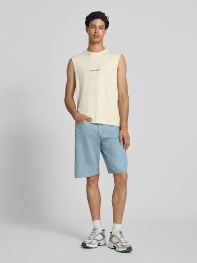 Männermodel trägt Jeansshorts im 5-Pocket-Design Modell 'ALEX' von Jack & Jones in Hellblau, Reine Baumwolle, Straight Fit, Ganzkörperansicht von vorne. Bundweite bei Größe M 44 cm, Innenbeinlänge 30 cm, Knopf- und Reißverschluss.