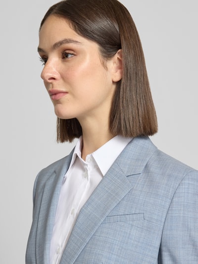 Frauenmodel trägt Slim Fit Kurzblazer aus reiner Schurwolle Modell 'JIA9' von BOSS in Melange-Optik, Nahaufnahme Oberkörper.