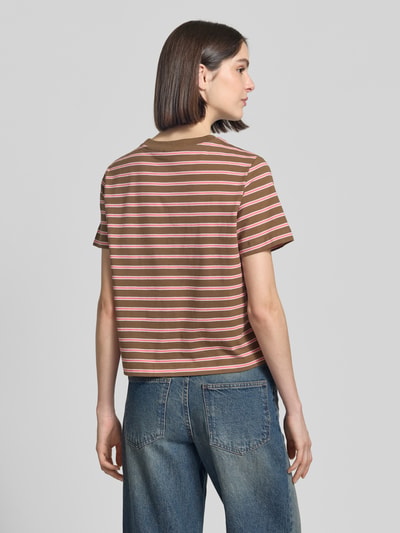 Frauenmodel trägt damski t-shirt Regular Fit T-Shirt aus reiner Baumwolle von s.Oliver RED LABEL, efekt: wzór w paski, krój regular fit, długość: krój krótki, naszywka z logo, okrągły dekolt, rękaw: krótki rękaw, dżersej, bawełna, widok całej sylwetki z tyłu.