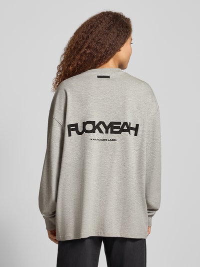 Karo Kauer Oversized Longsleeve mit Label-Print Hellgrau 5